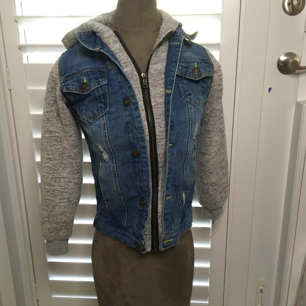LJYH BOYS SIZE 9-10 HOODED DENIM BUTTON JACKET